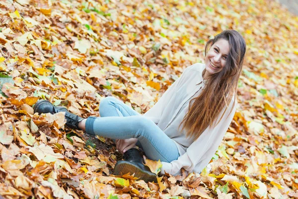 Radostné mladá žena v parku na podzim — Stock fotografie