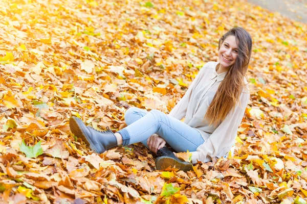 Joven alegre en el parque en otoño — Foto de Stock