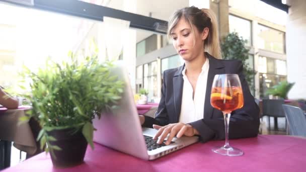 Бізнес-леді використовуючи ноутбук під час перерви — стокове відео