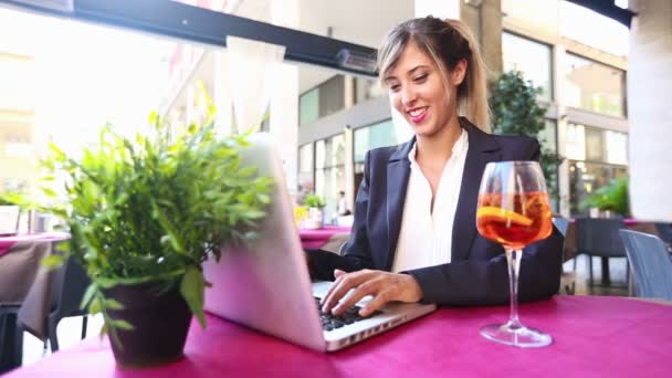 Mujer de negocios usando el ordenador portátil durante un descanso — Vídeos de Stock