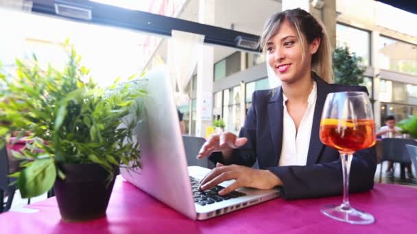 Mujer de negocios usando el ordenador portátil durante un descanso — Vídeo de stock