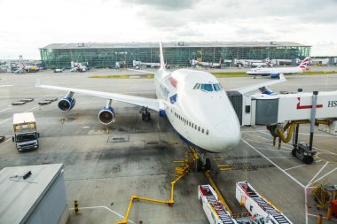 London, Büyük Britanya - 19 Ağustos, 2014: british Airways ile Londra heathrow Havaalanı ile arka plan üzerinde biraz daha fazla uçak, boeing 747