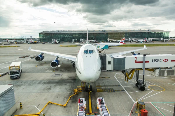 London, Wielka Brytania - 19 sierpnia, 2014: Eurolot boeing 747 na lotnisku heathrow z więcej samolotów, na tle — Zdjęcie stockowe