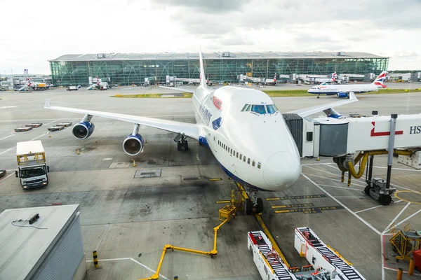 London, Verenigd Koninkrijk - augustus 19, 2014: british airways boeing 747 in london heathrow airport met sommige meer vliegtuigen op achtergrond — Stockfoto