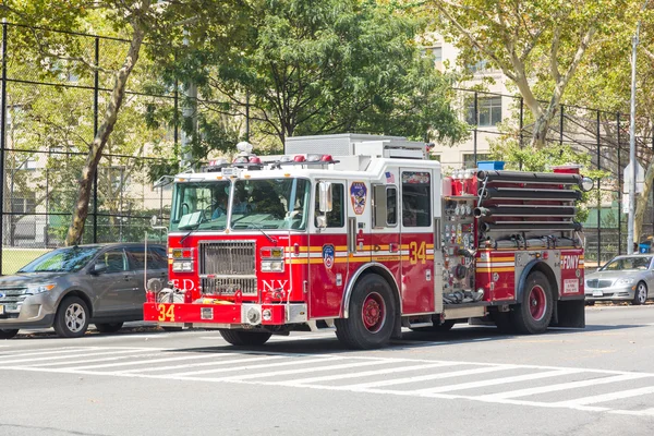 맨해튼 9t 에 있는 FDNY 소방차 — 스톡 사진
