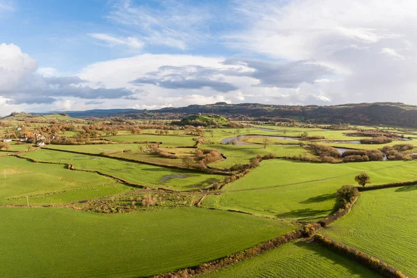 ウェールズの緑豊かな田舎のパノラマビュー 前景にフィールドと緑の牧草地と鮮やかな色 自然と旅行のコンセプト — ストック写真