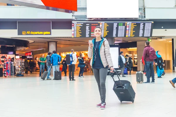 Gelukkige Vrouw Het Vliegveld Wachtend Vertrekhal Jonge Vrouw Met Handbagage — Stockfoto
