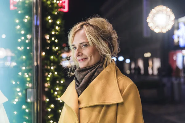 Noel Zamanı Münih Alışveriş Yapan Bir Kadın Kafkasyalı Bir Kadın — Stok fotoğraf
