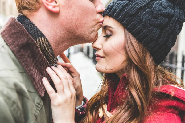 Intiem Koppel Moment Kussen Samen Zijn Jonge Man Zoent Zijn — Stockfoto