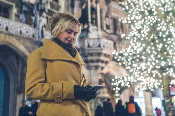 Münih Noel Zamanı Telefon Kullanan Bir Kadın Kafkasyalı Yetişkin Bir — Stok fotoğraf