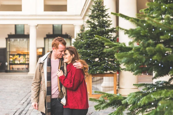 圣诞期间在伦敦拥抱和散步的情侣 恋爱中的年轻男女共度时光 有复制空间的圣诞树 生活方式和假日观念 — 图库照片