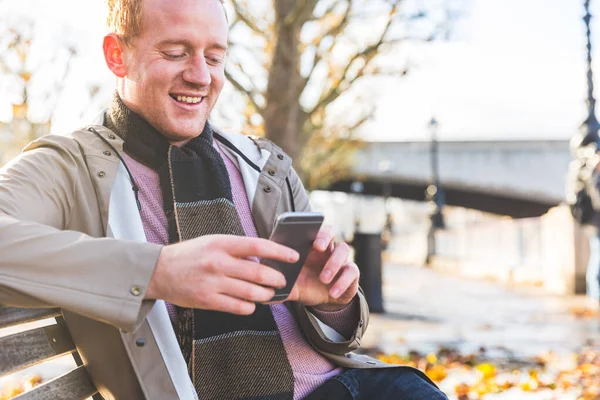 Man Bench Using Phone — Stock Photo, Image