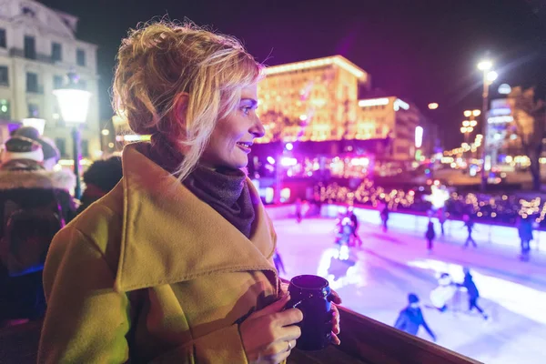 Münih Noel Zamanı Sıcak Şarap Içip Buz Pateni Pistine Bakan — Stok fotoğraf