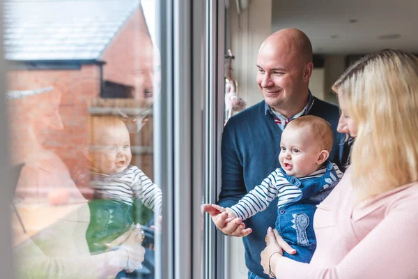 Bonne Famille Trois Souriants Regardant Par Fenêtre Joyeux Petit Garçon — Photo