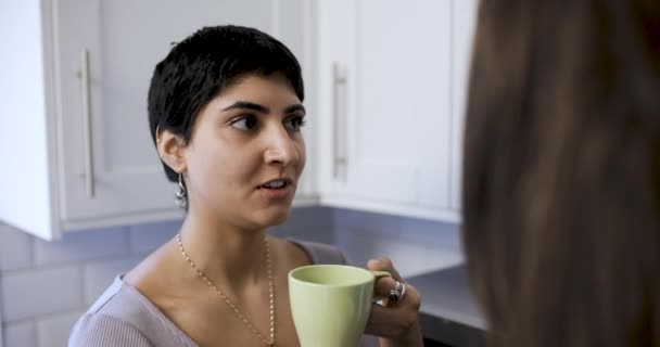 Happy girl friends couple lesbien profiter d'une tasse de thé ou de café dans leur nouvelle maison — Video