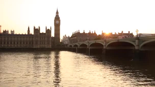 Fotografía cinematográfica del puente de Westminster y Big Ben en Londres al atardecer — Vídeos de Stock