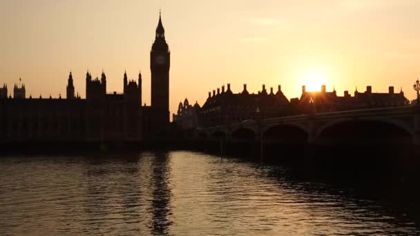 Filmaufnahmen von Westminster Bridge und Big Ben in London bei Sonnenuntergang — Stockvideo