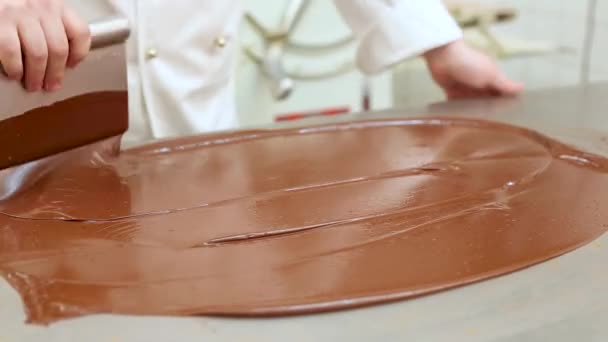 Koki kue di tempat kerja tempering coklat di dapur restoran — Stok Video