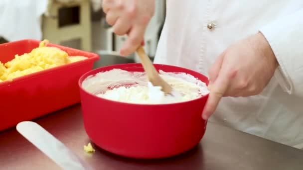 Кондитер за работой на кухне ресторана готовит взбитые сливки — стоковое видео