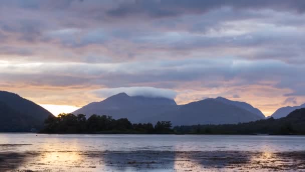 Lapso de tempo de lago e nuvens ao pôr do sol nas terras altas na Escócia — Vídeo de Stock