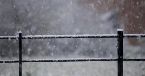 Śnieg pada w mroźny zimowy dzień w Anglii w typowej wiosce — Wideo stockowe