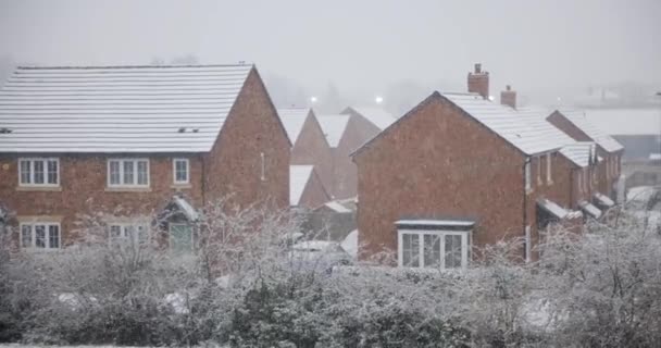 Снег выпадает в холодный зимний день в Англии в типичной деревне — стоковое видео