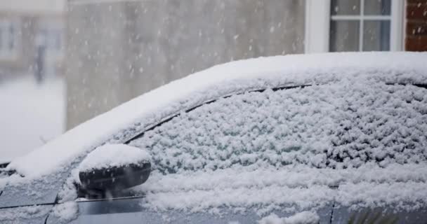 Nieve cayendo en un frío día de invierno en Inglaterra en un pueblo típico — Vídeos de Stock