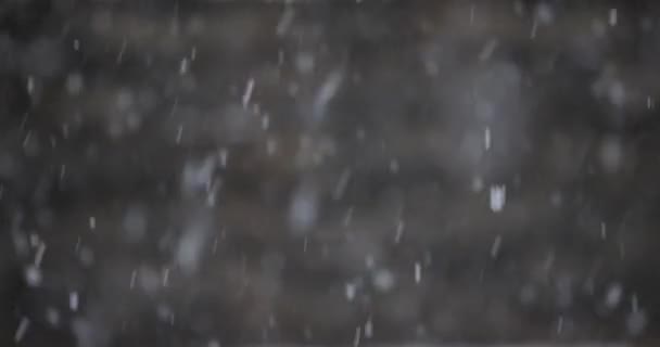 Снег выпадает в холодный зимний день в Англии в типичной деревне — стоковое видео