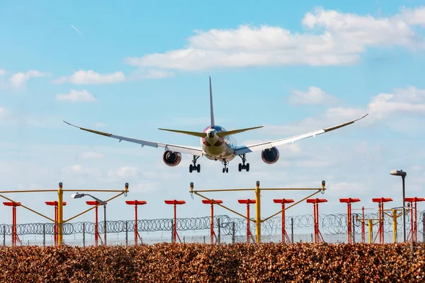 Rear View Shot Airplane Landing Heathrow Airport London Sunny Day — Stock Photo, Image