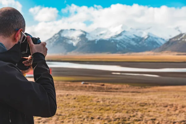 Man Photographer Explorer Iceland Taking Photos Beautiful Landscape Sunny Day — Fotografia de Stock