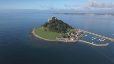 Güneşli bir günde Cornwall 'da gökyüzü manzaralı Aziz Michaels tepesi