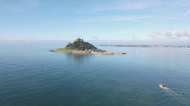 Güneşli bir günde Cornwall 'da gökyüzü manzaralı Aziz Michaels tepesi