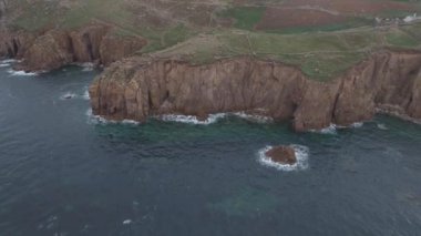 Uçurumlar ve okyanus dalgalarıyla dolu Cornwall sahili