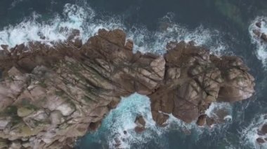 Uçurumlar ve okyanus dalgalarıyla dolu Cornwall sahili