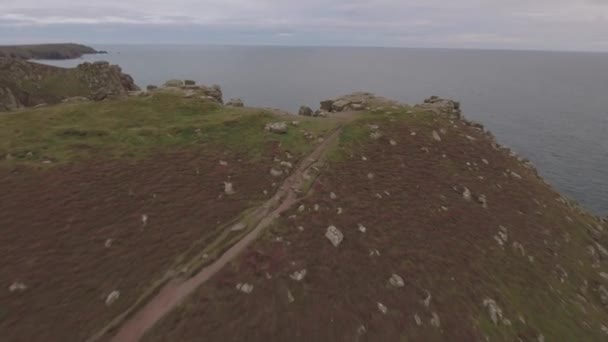 Cornwalls kustlinje med klippor och havsvågor — Stockvideo