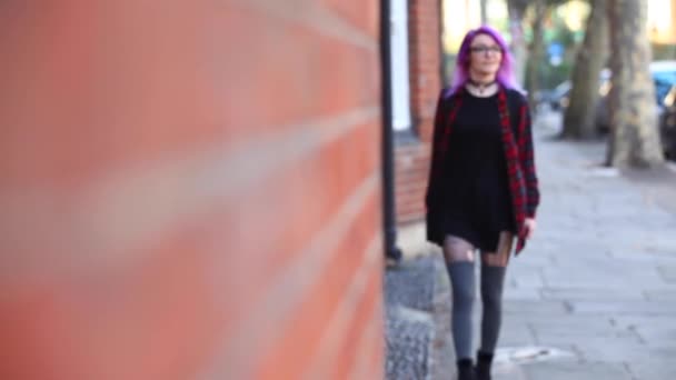 Mujer joven alternativa en Londres caminando y divirtiéndose en la ciudad — Vídeo de stock