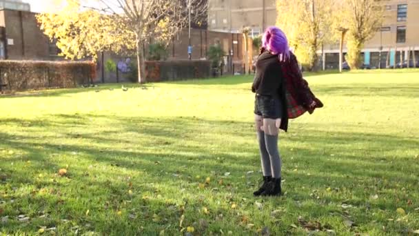 Alternativa jovem mulher em Londres andando e se divertindo no parque — Vídeo de Stock