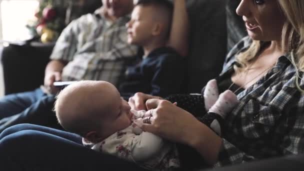 Família brincando no sofá em casa e passando tempo juntos — Vídeo de Stock