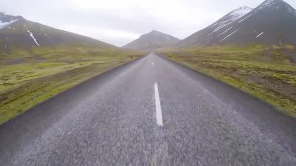 美しい田園地帯を越えてアイスランドで運転 — ストック動画