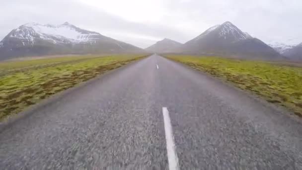 Condução na Islândia através de belas paisagens — Vídeo de Stock