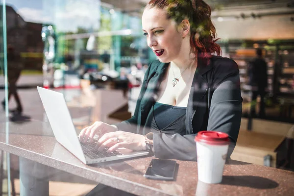Şehirdeki Bir Kafede Çalışan Genç Bir Kadını Bilgisayarlı Telefonlu Kahveli — Stok fotoğraf