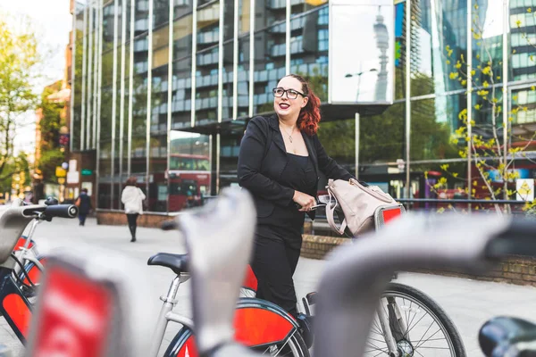 Jovem Mulher Negócios Size Cidade Usando Bicicleta Compartilhada Para Viajar — Fotografia de Stock