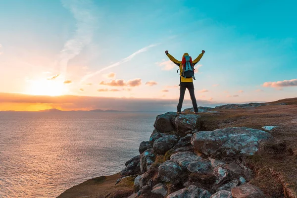 Happy Successful Man Arms Top Cliff Scotland Sunset Randonneur Avec — Photo