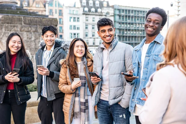 Autentické Záběry Šťastné Skupiny Multiraciálních Přátel Millennials Generace Lidí Městě — Stock fotografie