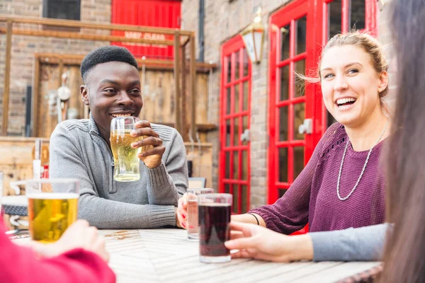 Amici Multirazziali Felici Che Godono Drink Insieme Concetto Stile Vita — Foto Stock