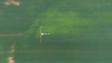 Kırsaldaki tarım traktörü ilaçlayıcısının hava görüntüsü