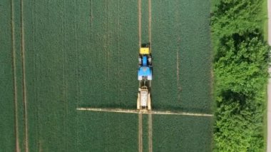 Kırsaldaki tarım traktörü ilaçlayıcısının hava görüntüsü