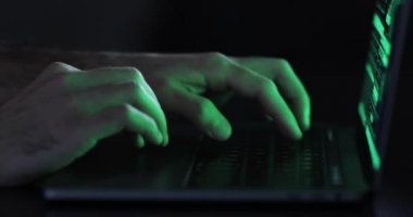 Hacker elleri klavyede yazarken, görünümü kapat