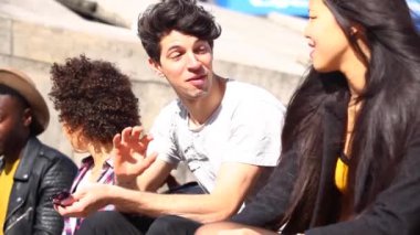 Londra 'da çok ırklı bir arkadaş grubu toplanıyor, sohbet ediyor ve birlikte eğleniyorlar.