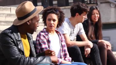 Londra 'da çok ırklı bir arkadaş grubu toplanıyor, sohbet ediyor ve birlikte eğleniyorlar.